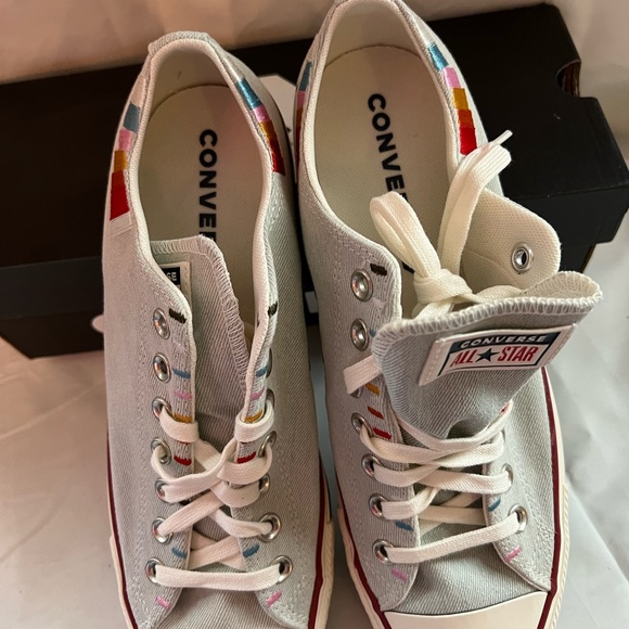 Womens size 11 Converse - Picture 4 of 6